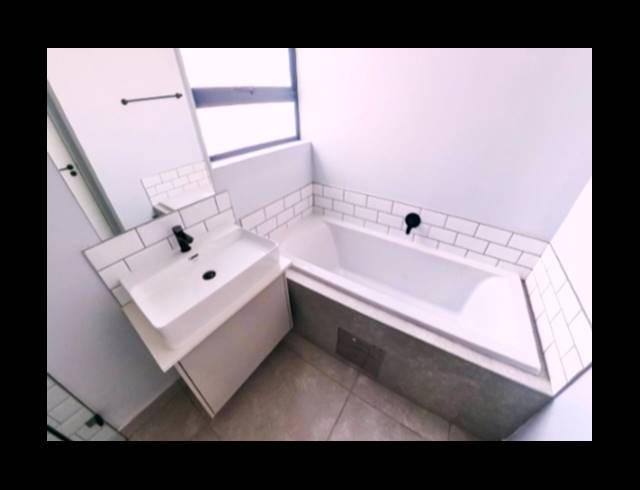 3 BEDROOM APARTMENT FOR SALE IN BRYANSTON